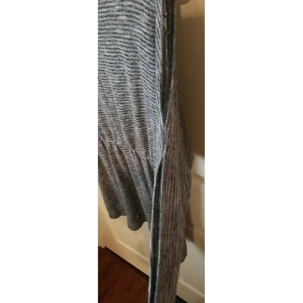 keyhole scoopneck top by love culture, Junior's Shirt, size medium - Picture 3 of 5